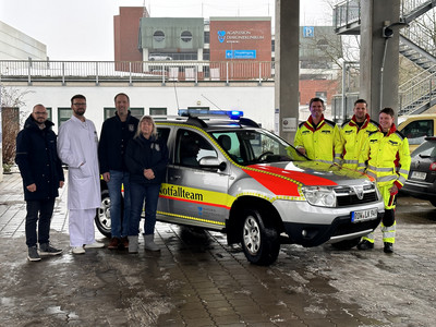 Bildunterschrift: Das ECMO-Mobil am Standort Agaplesion Diakonieklinikum Rotenburg sowie der Geschäftsführer Sebastian von der Haar (l.) und das Behandlerteam.