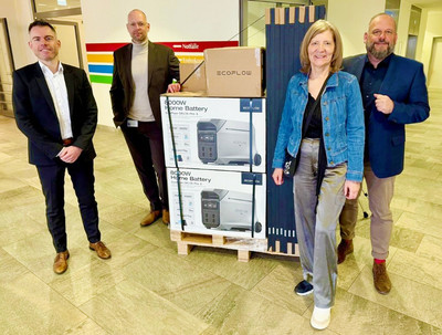 Im AGAPLESION EVANGELISCHES KRANKENHAUS MITTELHESSEN überreichen Geschäftsführer Markus Schäfer (l.) und Klinikmanager Norman Knortz (2. v. l.) die Ecoflow-Geräte der AGAPLESION Stiftung im Wert von 20.000 Euro an Landrätin Anita Schneider und ihren Büroleiter Udo Liebich (r.) (Foto: Landkreis Gießen). 