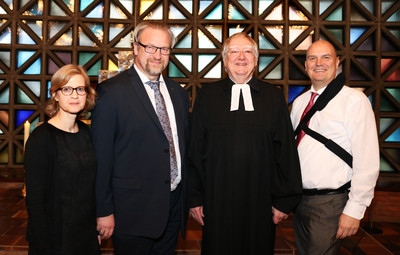 Einführungsgottesdienst: Klinikseelsorgerin Anja Baum, der neue DKK-Geschäftsführer, Alfred Karl Walter, der Theologische Vorstand der Stiftung, Pfarrer Dr. Eberhard Schwarz, und Jörg Marx, Vorstand der AGAPLESION gAG, vor dem Altar der Mutterhauskirche.