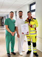 Anlässlich der 50. ECMO-Behandlung erhielt das Team um Prof. Dr. W. Alexander Osthaus (Mitte), Dr. Max Fröhlich (l.) und Nils Weseloh eine Urkunde.