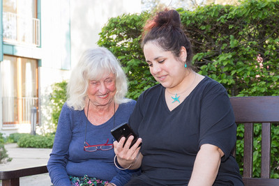 Mutter und Tochter schauen sich die MYO App an