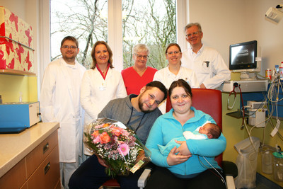Neujahrsbaby Jim Niklas mit Eltern und Ärzten