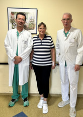Chefarzt Priv.-Doz. Dr. med. Korff Krause (v.r.) mit Patientin Rosemarie Bohnhorst und Siymnd Mousa, Leitender Oberarzt, nach dem erfolgreichen Eingriff.