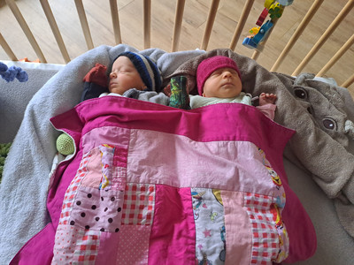 Das Zwillingpaar Charlotte und Paul kam am Silvesterabend 2025 im Diakonieklinikum zur Welt.