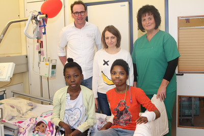 Prisila (v.l.) und Maria aus Angola mit Chefarzt der Kinderklinik, Dr. med. Jens Siegel (hinten v.l), Beate Schnuck, Leiterin der Kinderorthopädie, und Stationsleitung Marianne van Rooijen