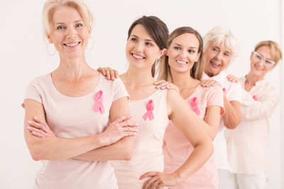 Symbolbild Brustkrebs: Lächelnde Frauen mit pinkfarbener Schleife