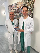 Bildunterschrift: Chefarzt Priv.-Doz. Dr. Korff Krause (l.) mit Oberarzt Dr. Stefan Zarsteck und einem Teil der Herzschrittmacher, die gespendet werden.