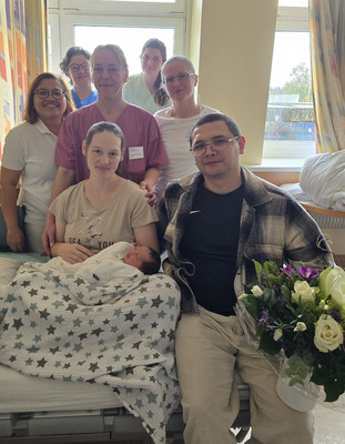 Das Team der Geburtshilfe freut sich mit den Eltern über ihren Sohn Nathan. 