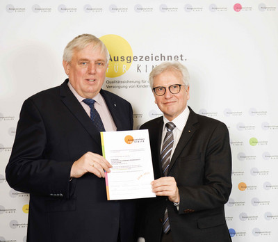 NRW-Minister Karl-Josef Laumann überreichte Chefarzt Dr. med. Gerhard Koch (re.) die "Ausgezeichnet"-Auszeichnung stellvertretend für die Kinderklinik 