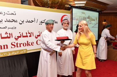 Dr. med. Songül Secer begrüßt den omanischen Gesundheitsminister Dr. Ahmed bin Mohammed Al Saidi (links) und den Staatssekretär Dr. Sultan bei der Eröffnung der gemeinsamen Konferenz.