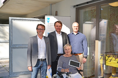 Foto (von links): Wilhelm Prasser (Projektleitung Life Partners GmbH), Michael Schrauth (Projektleitung AGAPLESION EV. PFLEGEDIENST MÜNCHEN) und Lars Jessen (CEO Life Partners GmbH) mit Teilnehmerin.