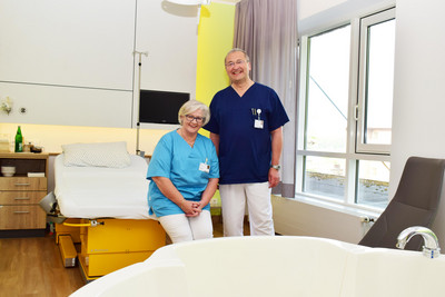 Sr. Eva und Chefarzt Dr. Marc Schüßler freuen sich über die neuen Kreißsäle.