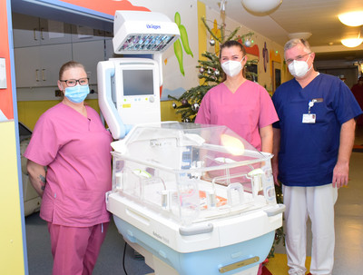 Team der Neonatologie mit neuem Inkubator