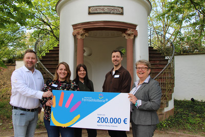  Stephan Masch, Repräsentant der DEUTSCHEN FERNSEHLOTTERIE; Laura Schürmann, Leiterin des Gesundheitsprojektes; Melanie Labsch, Projektinitiatorin; Florian Scheib, Hausleiter des AGAPLESION OBERIN MARTHA KELLER HAUS & Hannelore Rexroth, Geschäftsführerin der AGAPLESION MARKUS DIAKONIE gGmbH bei der symbolischen Übergabe der Fördermittel in Frankfurt am Main