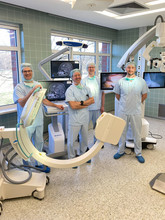 Moderne Operationstechnologie im Diakonieklinikum mit den Chefärzten (v.l.) Prof. Dr. Max Daniel Kauther, Priv.-Doz. Dr. Elias Scherer, Dr. Nils-Kristian Dohse und Priv.-Doz. Dr. Sebastian Antes.