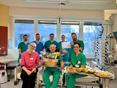 Das Team der Intensivstation um Nadin Ehrlich (vorne l.) freut sich über den gespendeten Querbettsessel. 